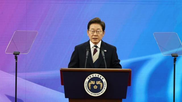 实拍！大批韩国人在美“被拴大铁链子”带走特朗普：这说得通吧 韩美关系面临考验